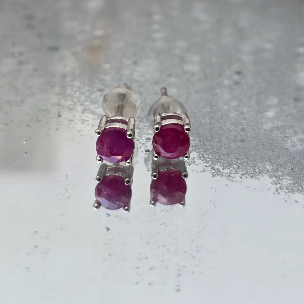 Badanie kolczyków Srebrny Ruby 4 mm