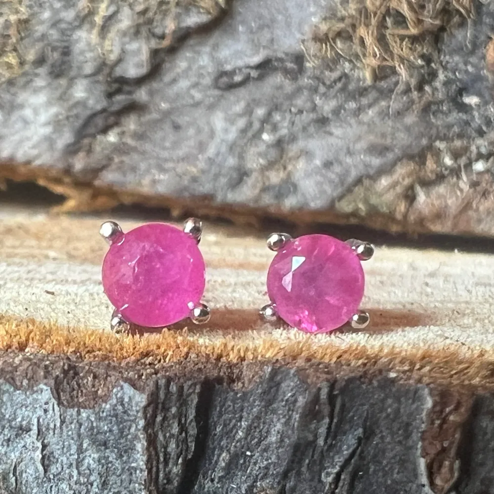Badanie kolczyków Srebrny Ruby 4 mm