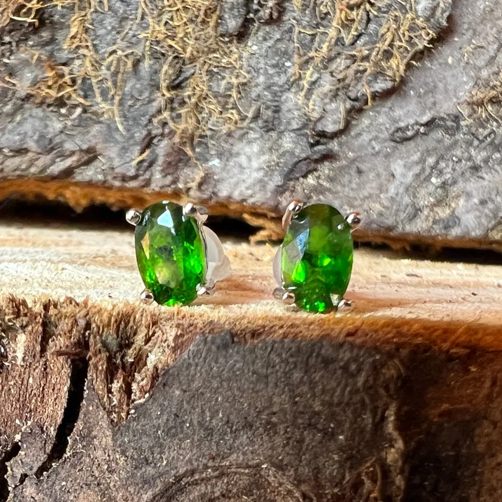 Zarobki ucha Diopsid 4 * 6 mm ze srebra